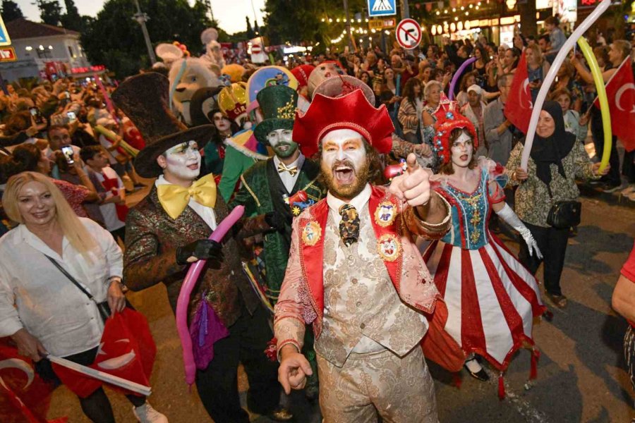 Kaleiçi Sokaklarında Renkli Kortej Geçişi