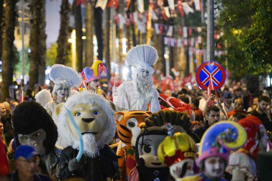 Kaleiçi Sokaklarında Renkli Kortej Geçişi