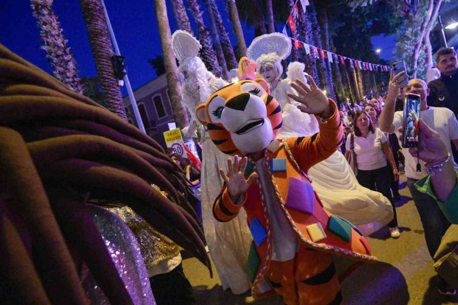 Kaleiçi Sokaklarında Renkli Kortej Geçişi