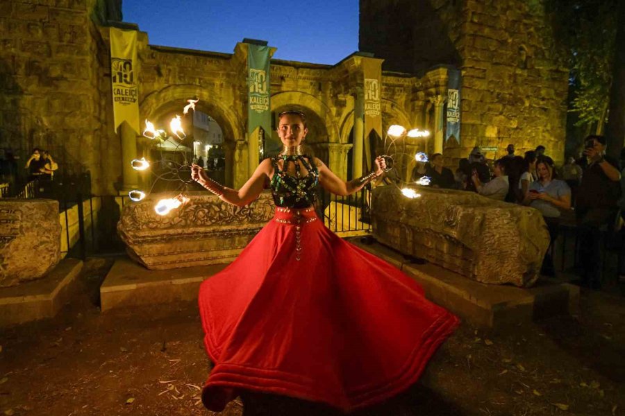 Kaleiçi Sokaklarında Renkli Kortej Geçişi