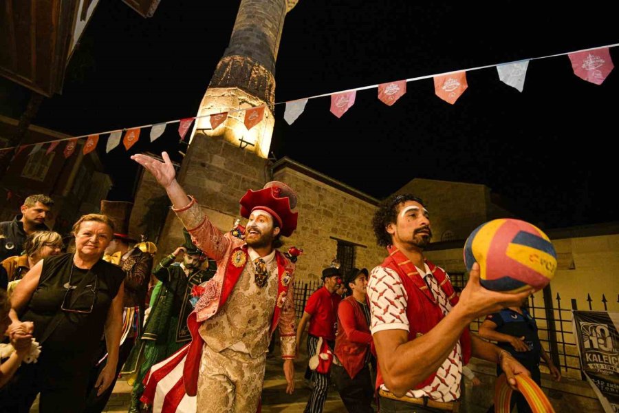 Kaleiçi Sokaklarında Renkli Kortej Geçişi