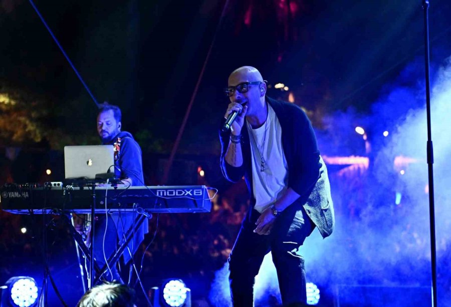 Kaleiçi Sokaklarında Renkli Kortej Geçişi