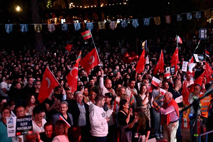 Kaleiçi Sokaklarında Renkli Kortej Geçişi
