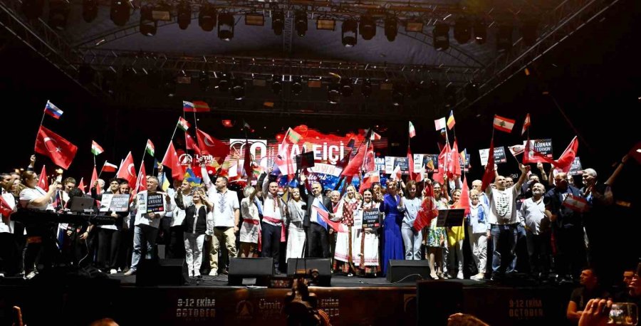 Kaleiçi Sokaklarında Renkli Kortej Geçişi