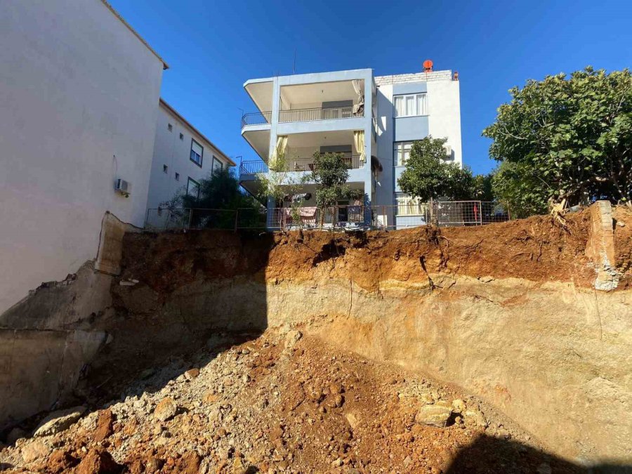 Antalya’da Kazı Sırasında Toprak Kayması Yaşanan Alan Görüntülendi