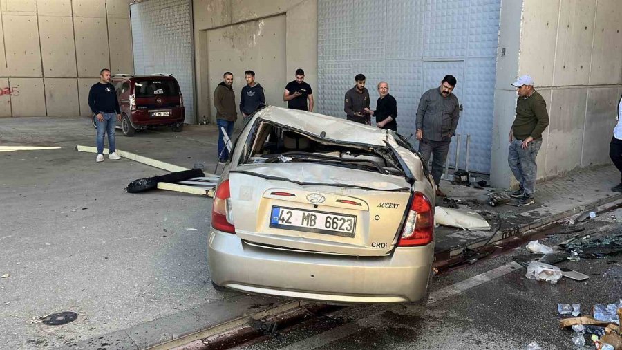 Otomobil Üst Geçitten Yola Düştü:: 2 Yaralı