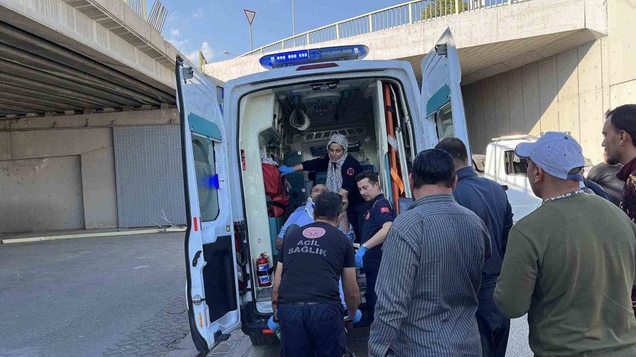 Otomobil Üst Geçitten Yola Düştü:: 2 Yaralı