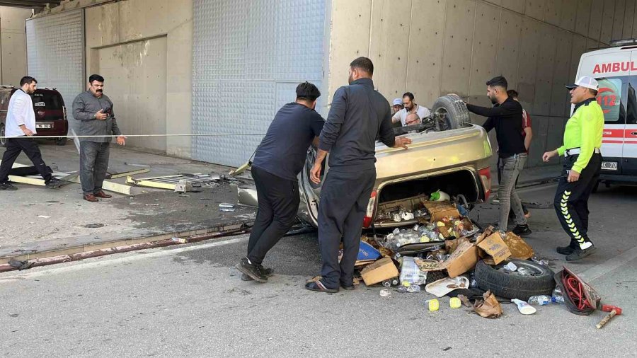 Otomobil Üst Geçitten Yola Düştü:: 2 Yaralı