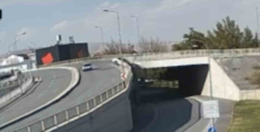 Otomobil Üst Geçitten Yola Düştü:: 2 Yaralı