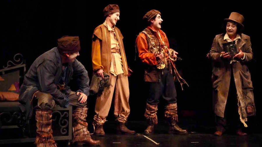 Alanya Belediye Tiyatrosu Yeni Sezonun İlk Prömiyerini Yaptı