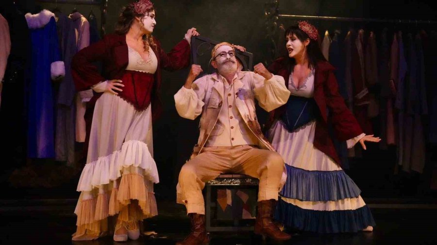 Alanya Belediye Tiyatrosu Yeni Sezonun İlk Prömiyerini Yaptı