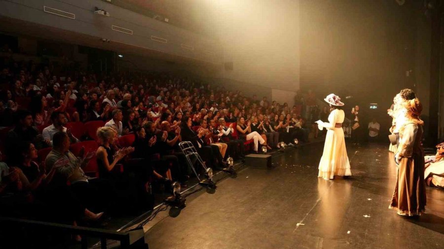 Alanya Belediye Tiyatrosu Yeni Sezonun İlk Prömiyerini Yaptı