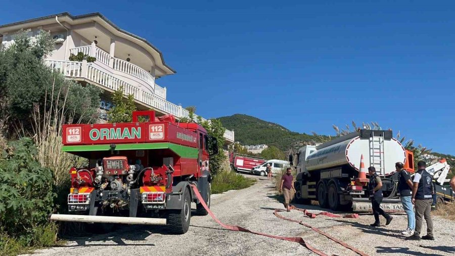Alanya’da Yerleşim Alanlarını Tehdit Eden Yangın Korkuttu