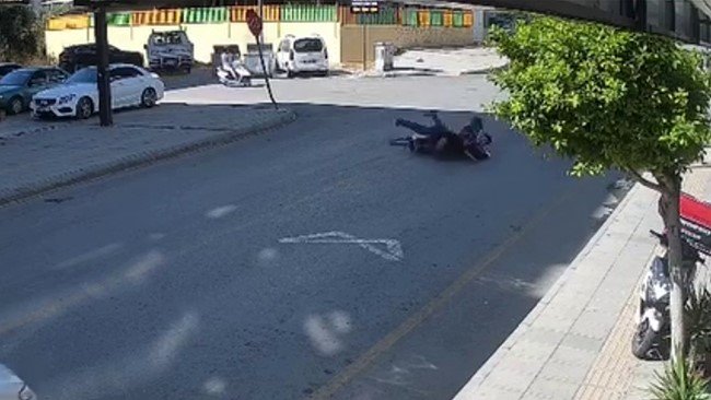 Kaza Anı Kamerada: 4 Kişinin Olduğu Motosiklete Araç Çarptı