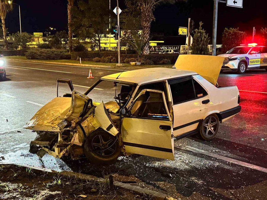 Kavşakta Pikapla Çarpışan Tofaş’taki 2 Kişi Yaralandı