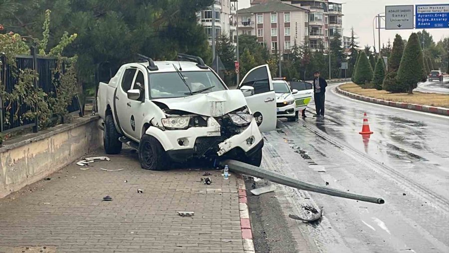 Karaman’da Yağış Nedeniyle Kontrolden Çıkan Pikap Aydınlatma Direğini Devirdi