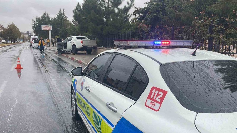 Karaman’da Yağış Nedeniyle Kontrolden Çıkan Pikap Aydınlatma Direğini Devirdi