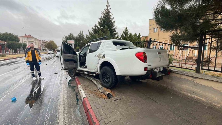Karaman’da Yağış Nedeniyle Kontrolden Çıkan Pikap Aydınlatma Direğini Devirdi