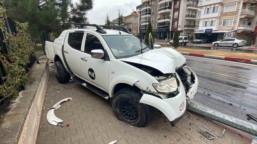 Karaman’da Yağış Nedeniyle Kontrolden Çıkan Pikap Aydınlatma Direğini Devirdi