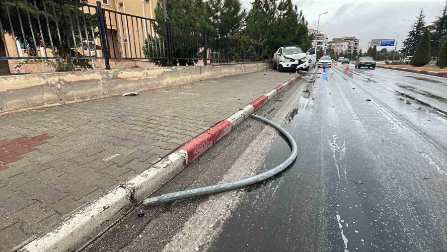 Karaman’da Yağış Nedeniyle Kontrolden Çıkan Pikap Aydınlatma Direğini Devirdi