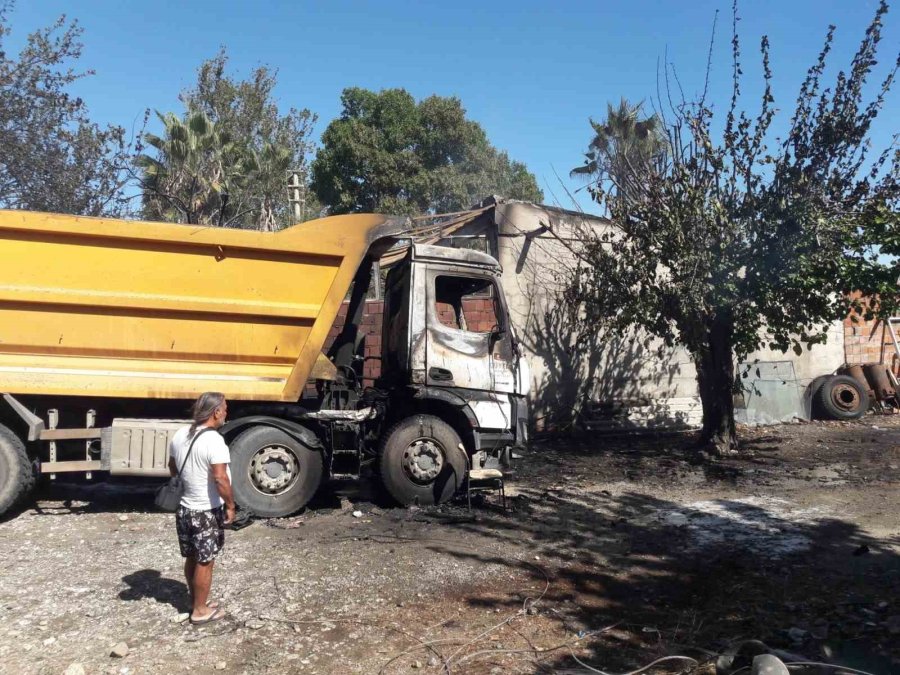 Antalya’da Terk Edilmiş Baraka Alev Topuna Döndü