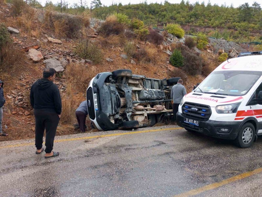 Mersin’de Kamyonet Devrildi: 3 Yaralı