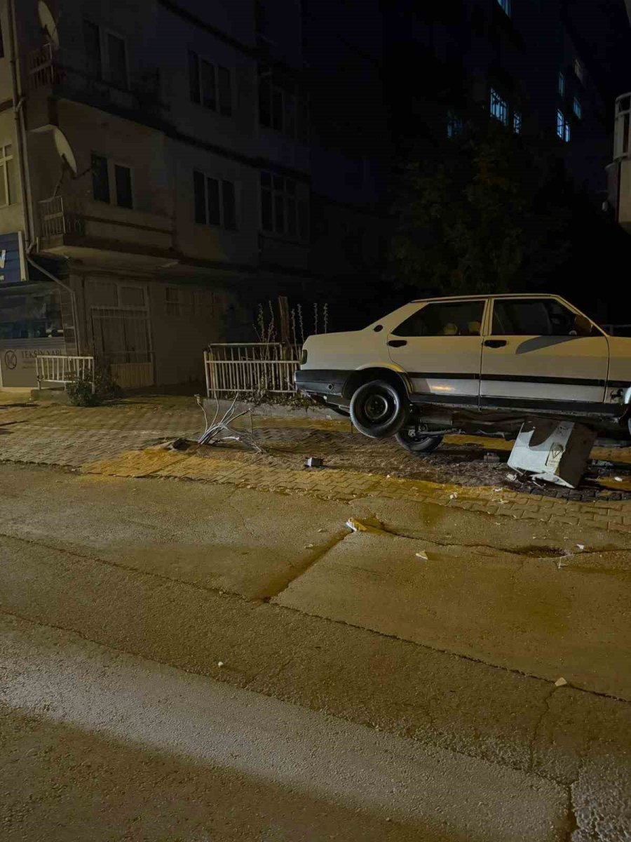 Otomobil Trafoya Çıktı: Sürücü Yara Almadan Kurtuldu