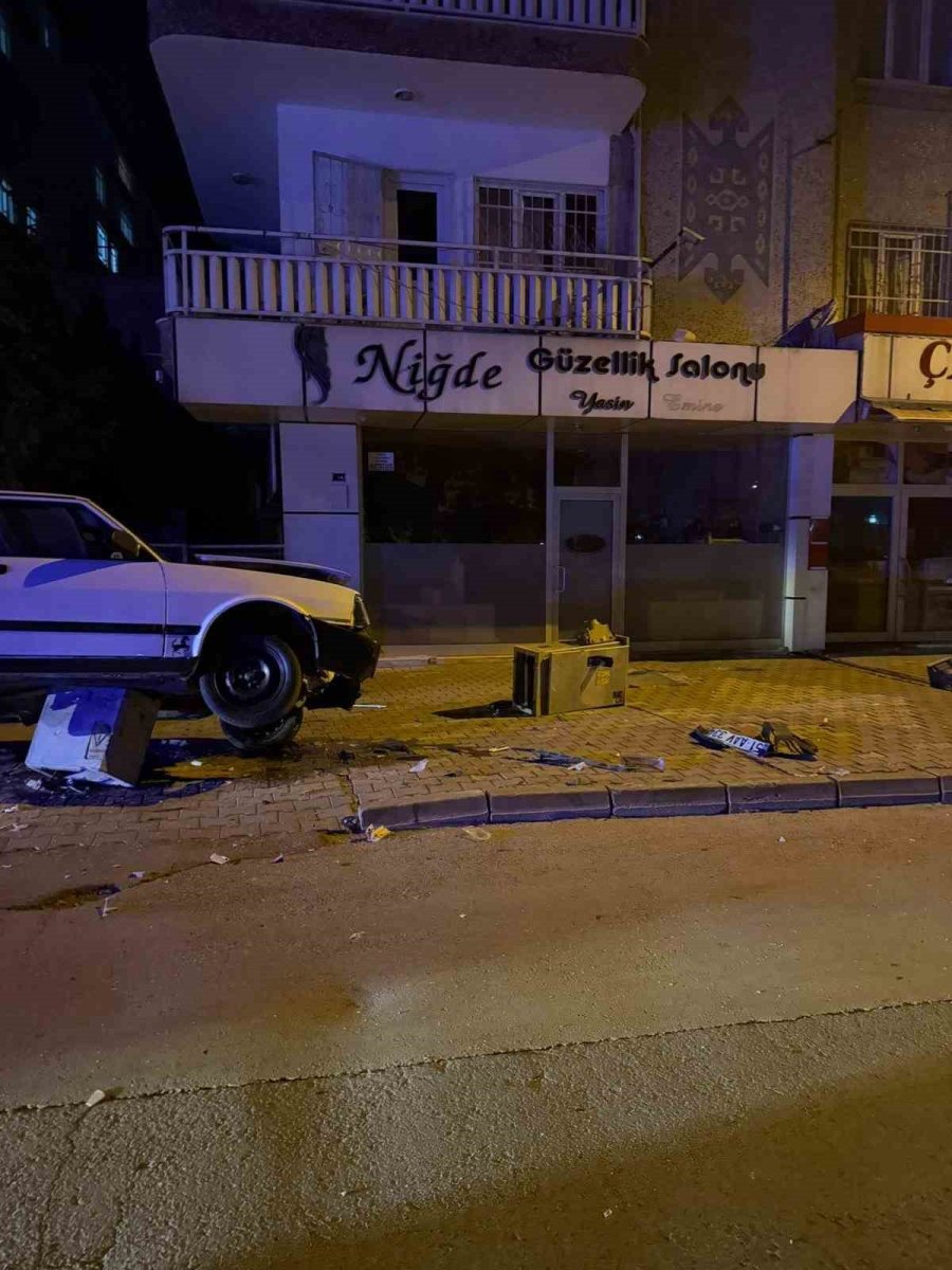 Otomobil Trafoya Çıktı: Sürücü Yara Almadan Kurtuldu