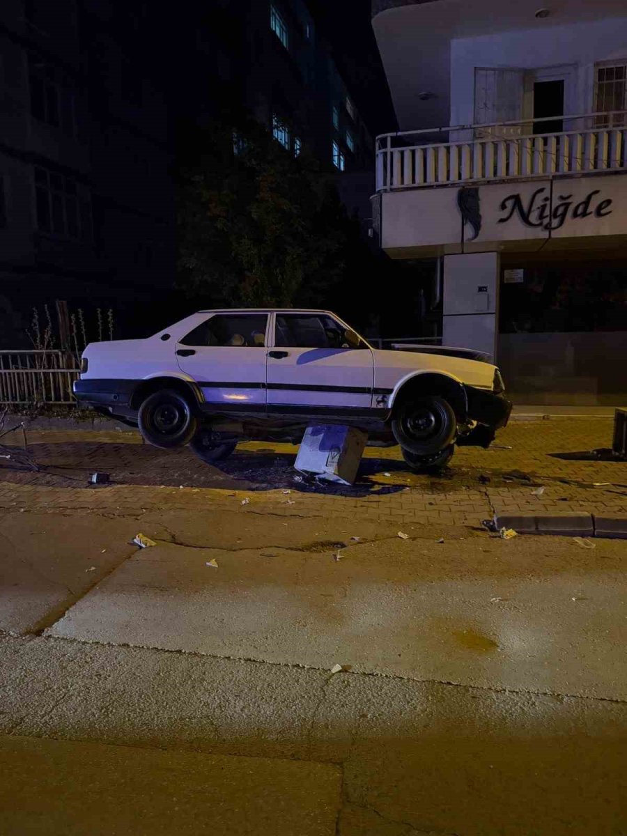 Otomobil Trafoya Çıktı: Sürücü Yara Almadan Kurtuldu