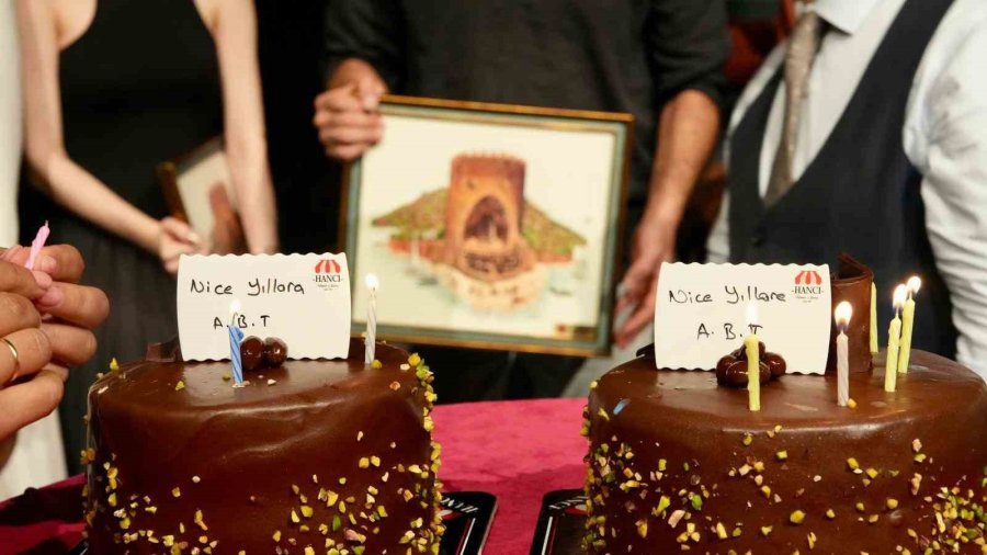 Alanya Belediye Tiyatrosu Yeni Sezonun İlk Prömiyerini Yaptı