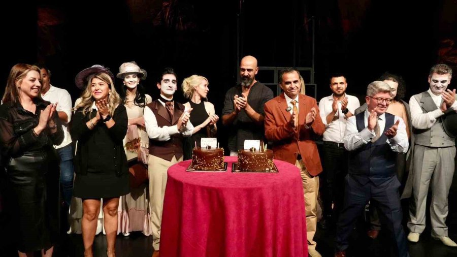 Alanya Belediye Tiyatrosu Yeni Sezonun İlk Prömiyerini Yaptı