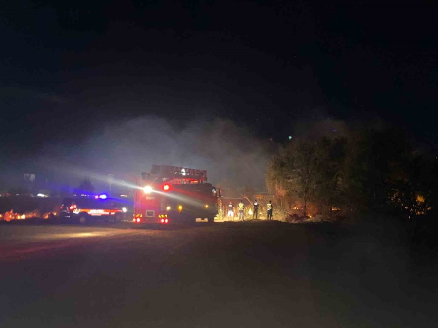 Serik’te Yol Kenarındaki Otluk Alanda Çıkan Yangın Korkuttu