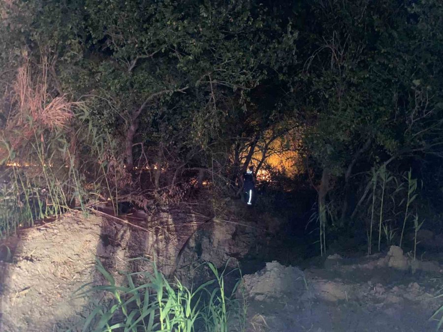 Serik’te Yol Kenarındaki Otluk Alanda Çıkan Yangın Korkuttu