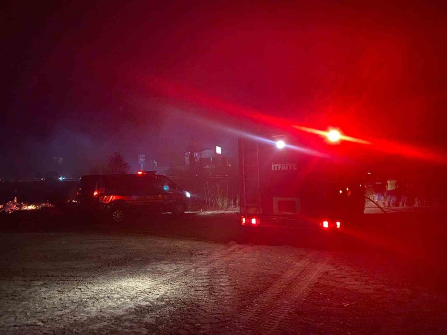 Serik’te Yol Kenarındaki Otluk Alanda Çıkan Yangın Korkuttu