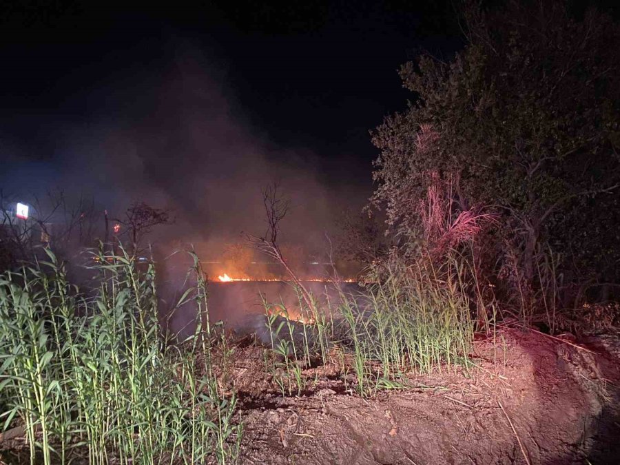 Serik’te Yol Kenarındaki Otluk Alanda Çıkan Yangın Korkuttu