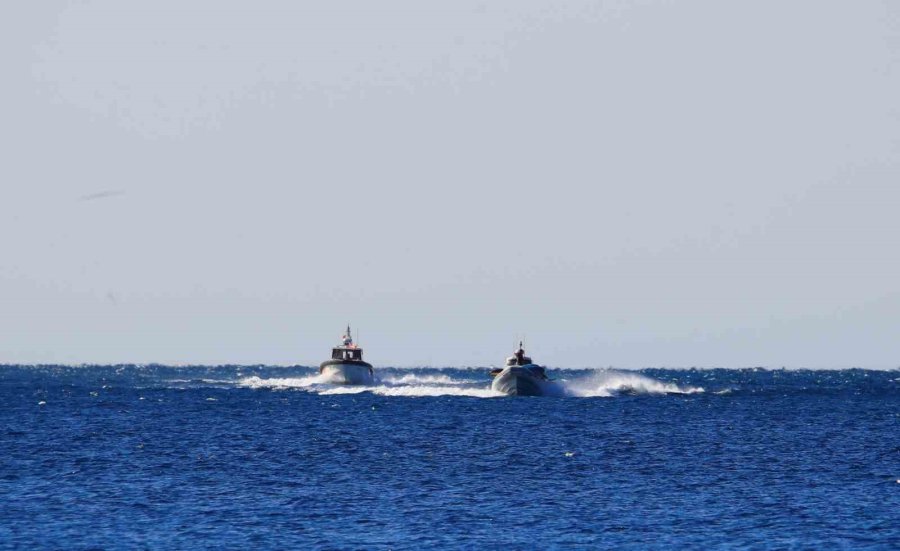 Akdeniz’de 19 Sup Board Yapan Gençler Rüzgarla 2 Mil Açığa Sürüklendi