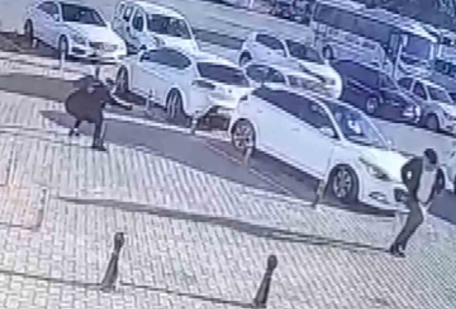 Tetikçinin Otobüs Firması Sahibine Silahlı Saldırısı Kamerada