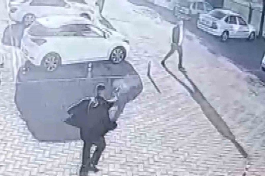 Tetikçinin Otobüs Firması Sahibine Silahlı Saldırısı Kamerada