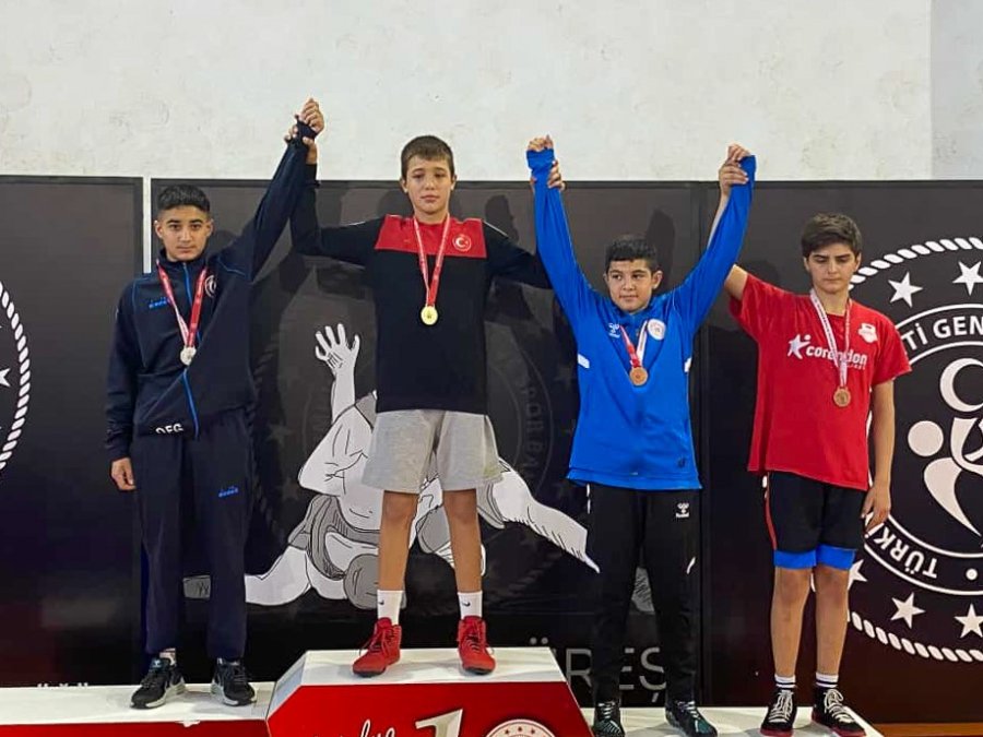 Manavgatlı Güreşçilerden Çifte Şampiyonluk