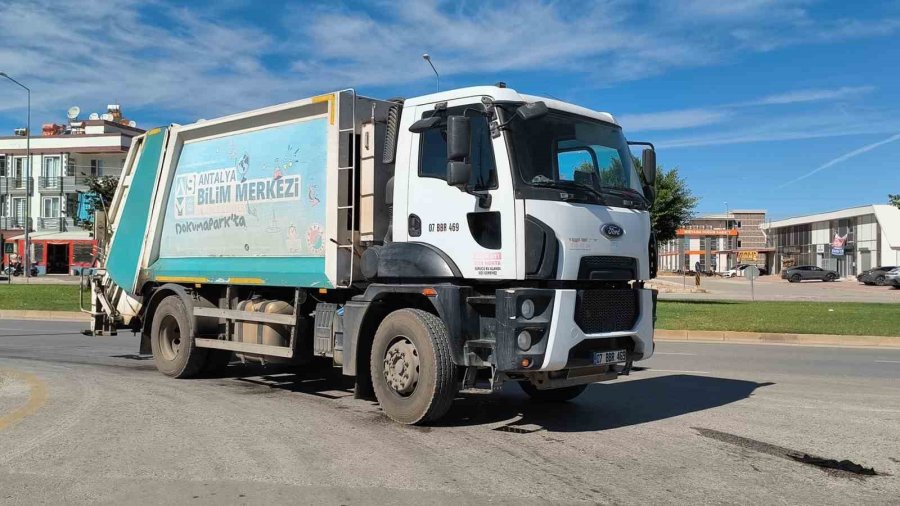 Yolun Karşısına Geçen Yaya, Çöp Kamyonunu Altında Kaldı