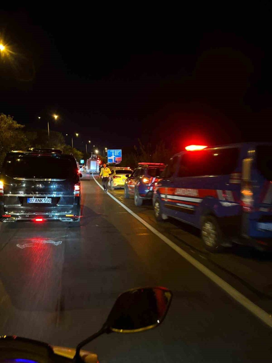 Çimento Yüklü Tır Devrildi, Şans Eseri Yaralanan Olmadı