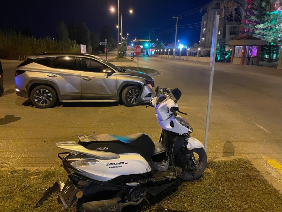 Manavgat’ta Motosikletle Otomobil Çarpıştı: 1 Yaralı