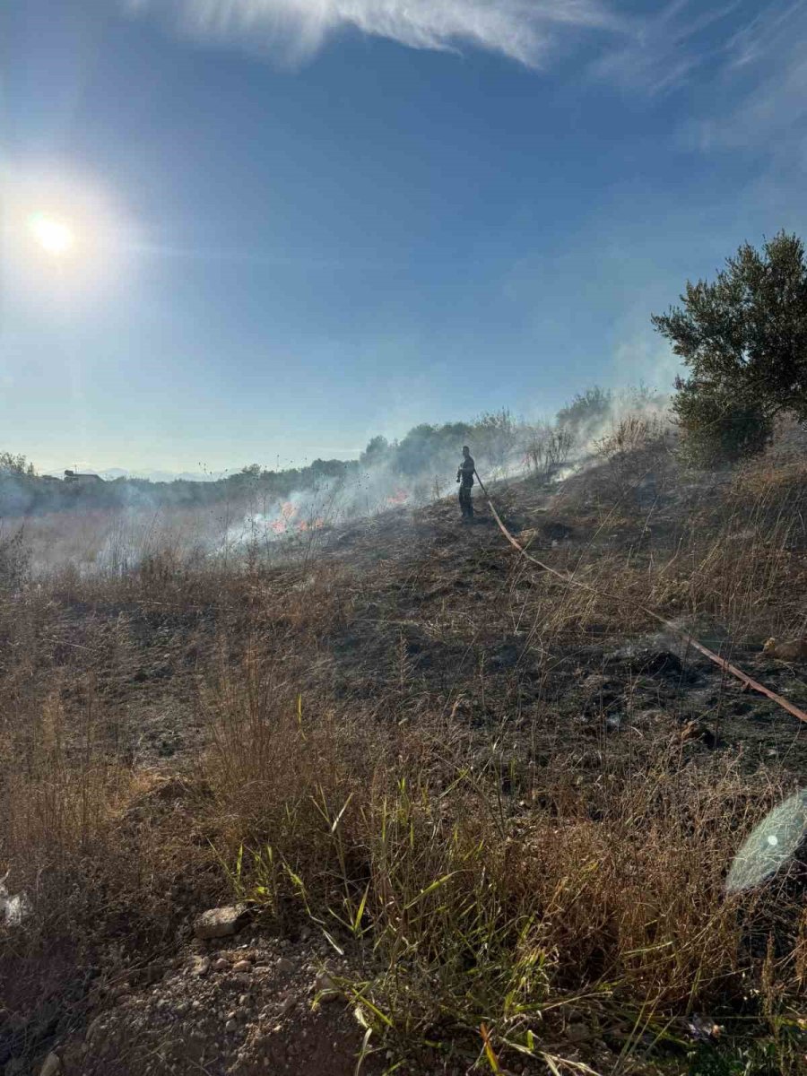 Antalya’da Yangına Giden İtfaiye Aracı Devrildi: 2 Yaralı