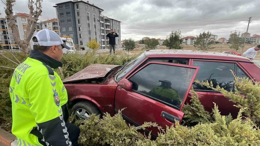 Karaman’da Otomobil Refüje Çıktı: 2 Yaralı