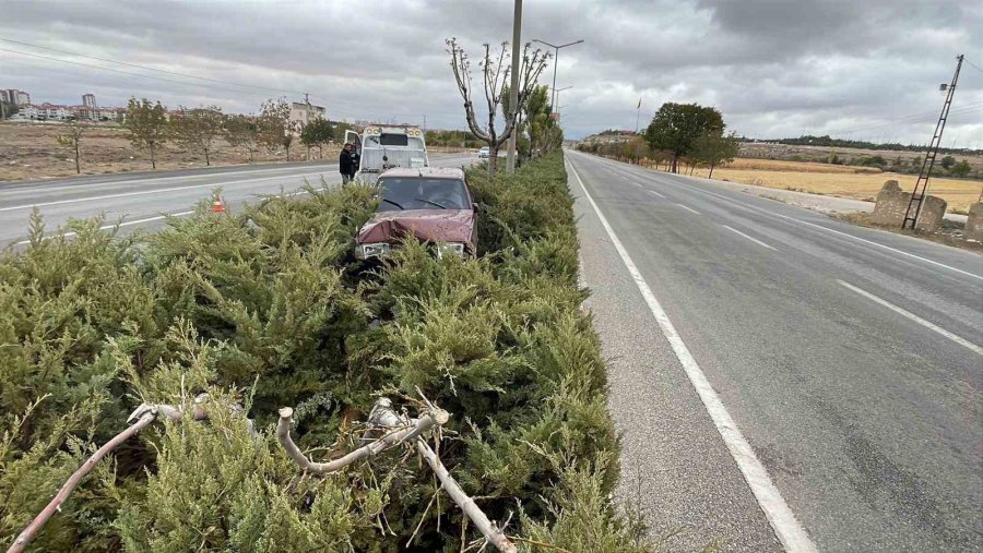 Karaman’da Otomobil Refüje Çıktı: 2 Yaralı