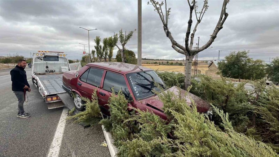 Karaman’da Otomobil Refüje Çıktı: 2 Yaralı