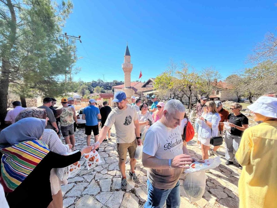 Litvanyalı Turistler Tarihi Köye Hayran Kaldı