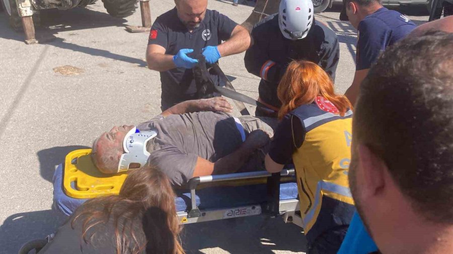 Kamyonet 2 Evin Arasındaki Depoya Girdi, Yaralılar Ekiplerin Çalışmasıyla Kurtarıldı