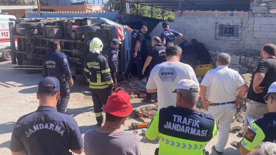 Kamyonet 2 Evin Arasındaki Depoya Girdi, Yaralılar Ekiplerin Çalışmasıyla Kurtarıldı