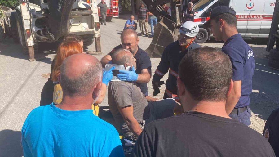 Kamyonet 2 Evin Arasındaki Depoya Girdi, Yaralılar Ekiplerin Çalışmasıyla Kurtarıldı